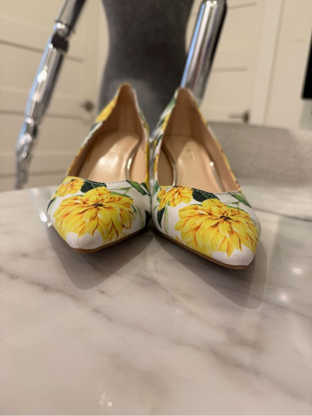 Nine West Yellow Floral Pointed Toe Kitten Heel Pumps Size 9M NWOB - Picture 2 of 5